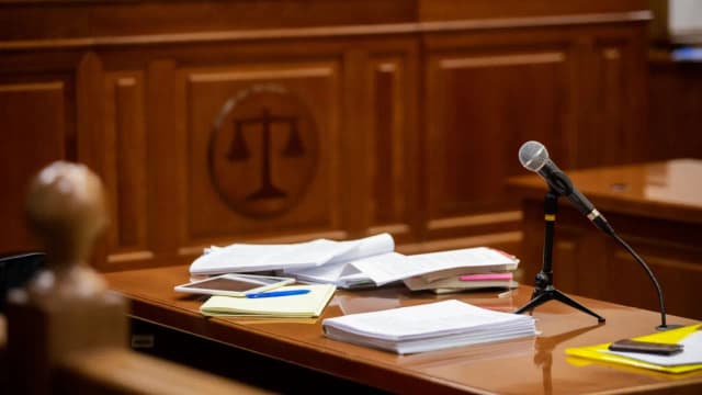 Jak wygląda rozprawa o znęcanie? Przebieg i emocje ofiar w sądzie Jak wygląda rozprawa o znęcanie? Przebieg i emocje ofiar w sądzie