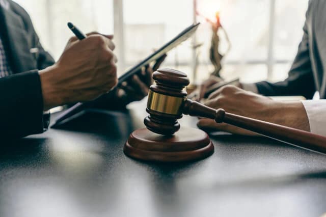 Czy radca prawny to prawnik? Odkryj kluczowe różnice i fakty Czy radca prawny to prawnik? Odkryj kluczowe różnice i fakty